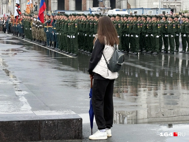 Саратовцев не испугал дождь, которым с утра накрыло город | Источник: Сергей Петунин / 164.RU
