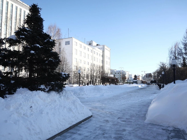 В центре города повсюду видны высокие сугробы. | Источник: Владислав Лоншаков / E1.RU
