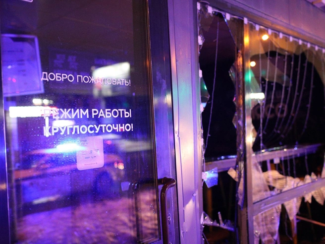 Сотрудник киоска с шаурмой Себастьян сообщил, что в момент аварии внутри никого не было | Источник: Андрей Бортко / NGS.RU