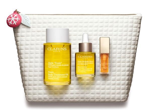 Набор косметических масел для лица и тела, Clarins. В набор входят: тонизирующее масло для тела Tonic, 100 мл; масло для лица для обезвоженной кожи Orchidée Bleue, 30 мл; масло-блеск для губ Eclat Minute 01, 7 мл; косметичка.