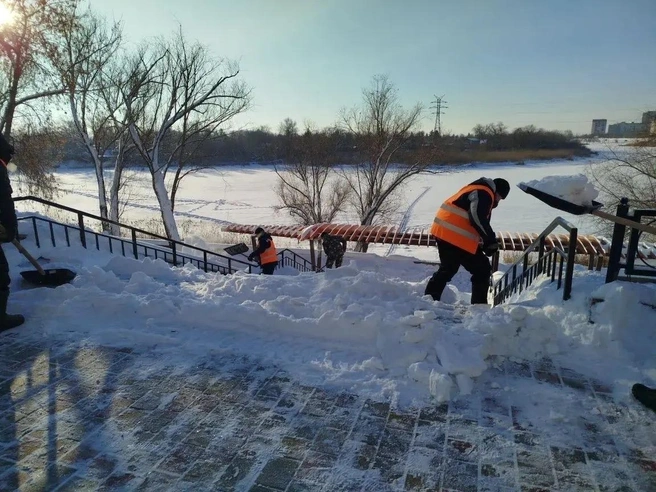 Убирают набережную в центре города | Источник: пресс-служба администрации города Кургана