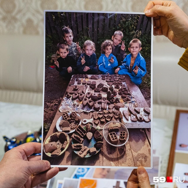 В поселке много глины, и дети сами устроили керамическую мастерскую. Наталья признается, что была в приятном шоке от такой творческой самостоятельности | Источник: Тимофей Калмаков / 59.RU, архив семьи Коняевых