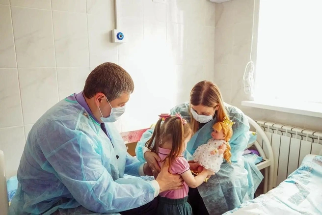 В больнице девочку навещал глава воронежского Следкома Михаил Селюков | Источник: «Право на детство. Ангелина Севергина» / T.me