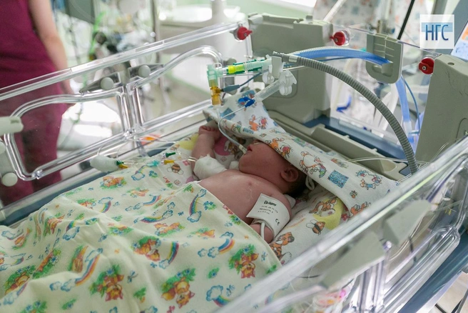 Чтобы детям не мешал свет, глаза закрывают пеленкой