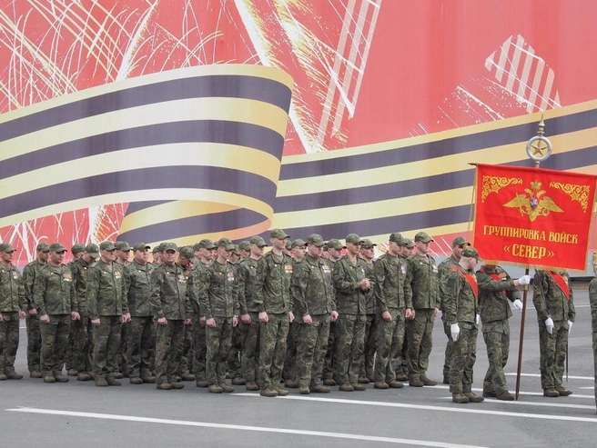 Военнослужащие группировки «Север» во время репетиции парада на Дворцовой площади | Источник: Михаил Огнев / «Фонтанка.ру»