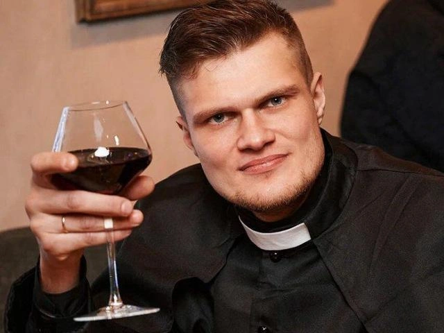 Именно в таком наряде появился Никита, когда отделу велели прийти в черном. | Источник: читатель E1.RU