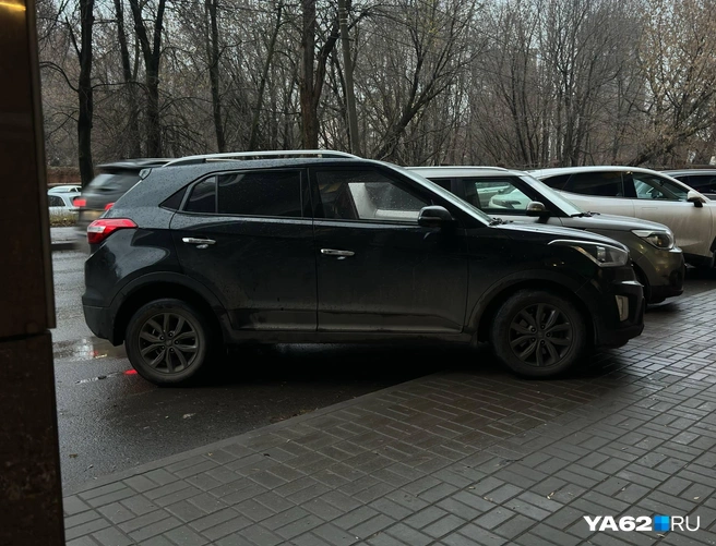 Есть сомнения, что с появлением платных парковок машины в Рязани начали ставить хаотично | Источник: Виктория Улитова / YA62.RU