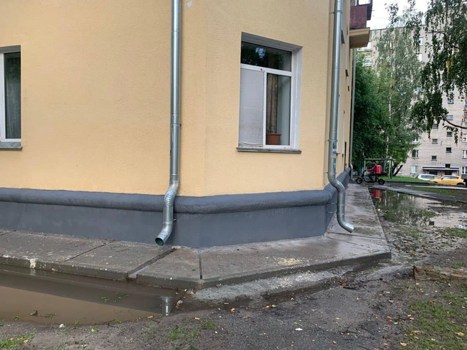 Зимой здесь насыпало снега выше серого контура фасада | Источник: Светлана Бакшеева