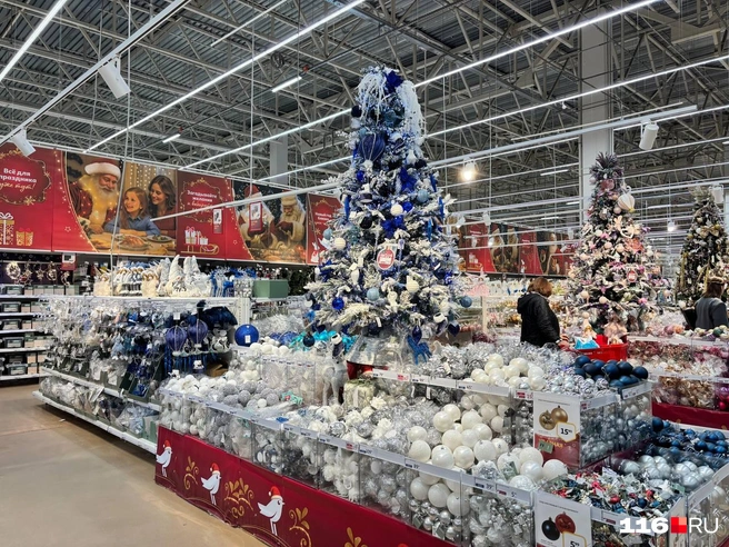 В магазинах побольше — целые новогодние инсталляции | Источник: Регина Алтынбаева / 116.RU