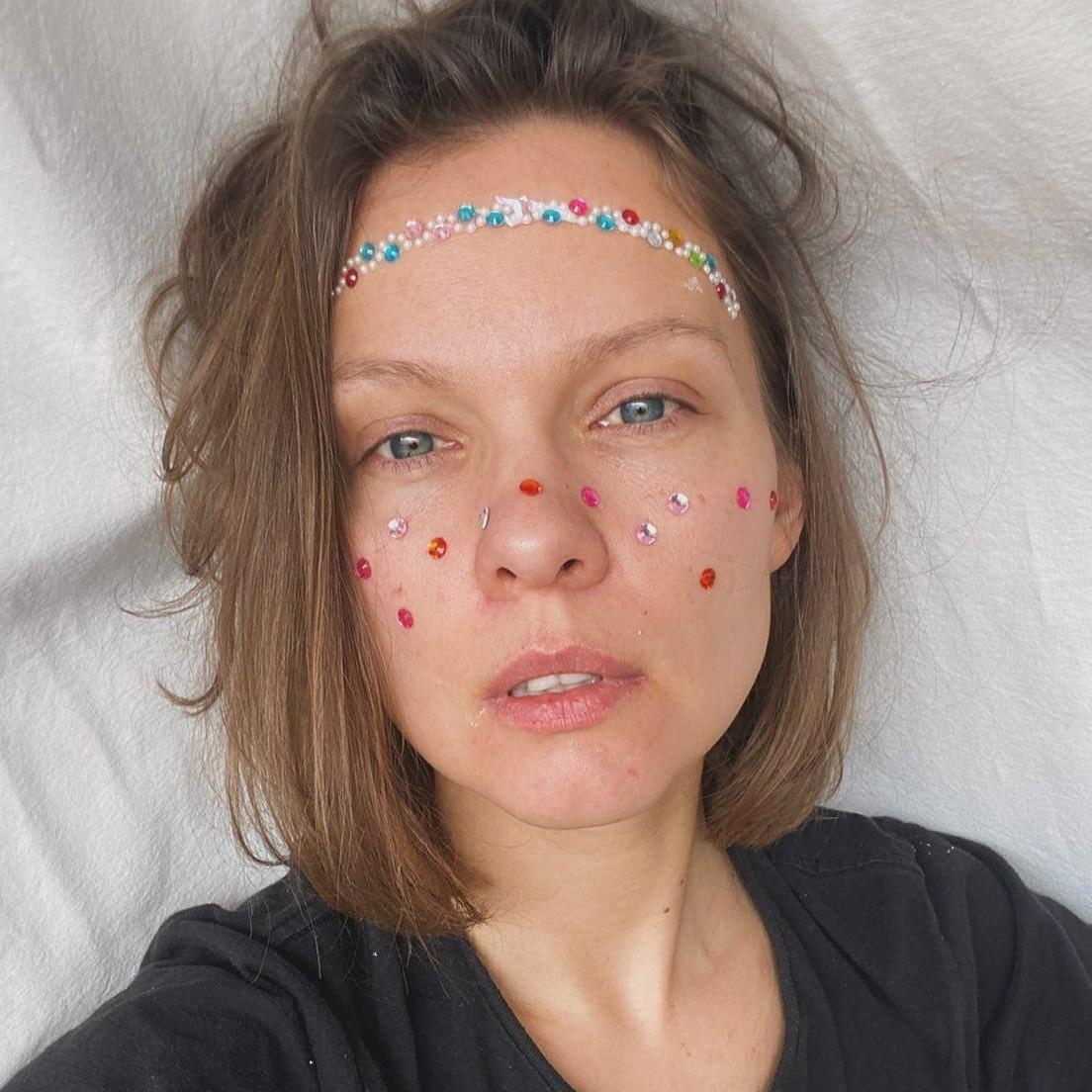 Исчезла с экранов и отпраздновала 40-летие в Париже: актриса Полина Сыркина показала себя без макияжа