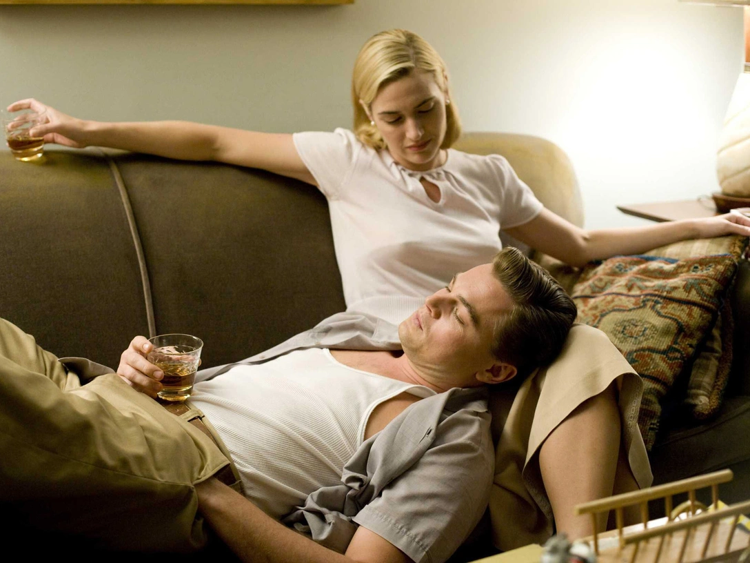 Кейт Уинслет и Леонардо Дикаприо в фильме «Дорога перемен» (2008) | marieclaire.ru