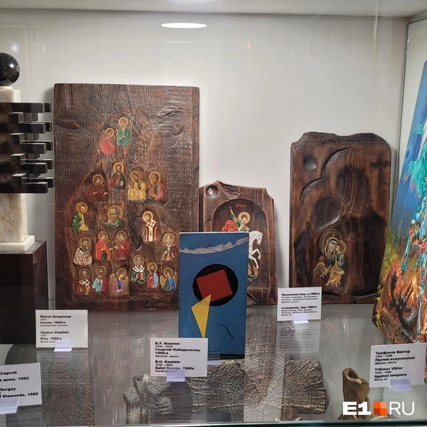 На заднем плане — «иконопластика» Букашкина | Источник: Александр Ашбель / E1.RU