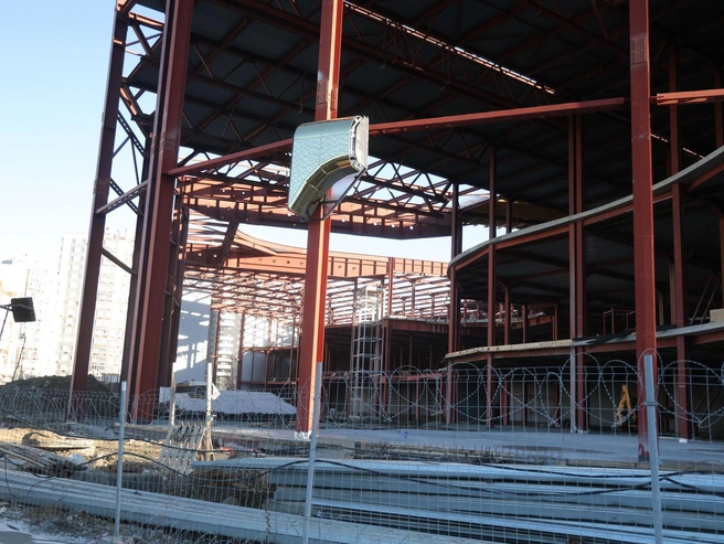 Возведение автовокзала и торгового центра «Золотой» началось в январе 2020 года. | Источник: Артем Устюжанин / E1.RU
