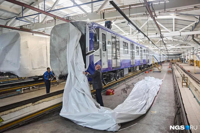 Вагоны были тщательно упакованы в пленку | Источник: Александр Ощепков / NGS.RU