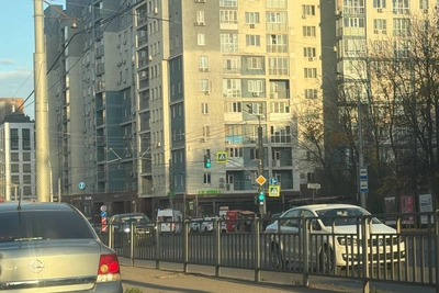 Иномарка сбила женщину и снесла ларек с кофе