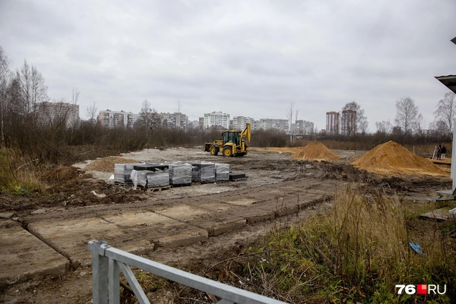 В Ярославле затянули благоустройство парка «Озерная гривка» в Заволжском районе, на который по губернаторской программе «Решаем вместе!» выделили 18 миллионов рублей | Источник: Александра Мамонтова