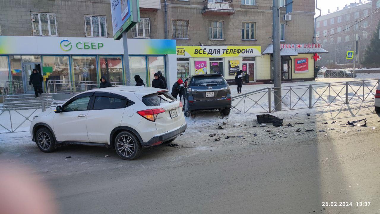 В Новосибирске из-за гололеда машины слетают на обочины — что говорят  эксперты - 26 февраля 2024 - НГС.ру