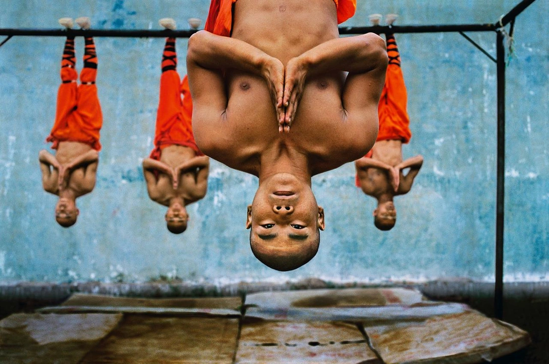 Стив МакКарри (Steve McCurry). Shaolin Monks Training. 2004 | Источник: Lumiere Gallery