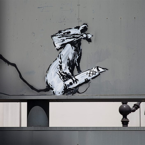 Средь бела дня: в Париже похитили граффити Бэнкси