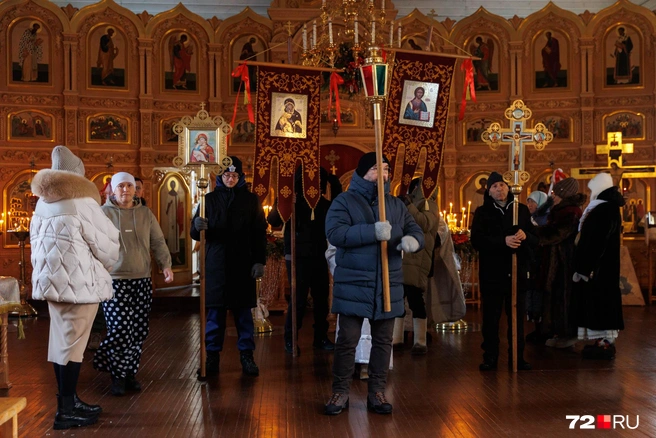 Никита Кифорук слева направо третий (крайний мужчина рядом с женщинами) | Источник: Ирина Шарова / 72.RU
