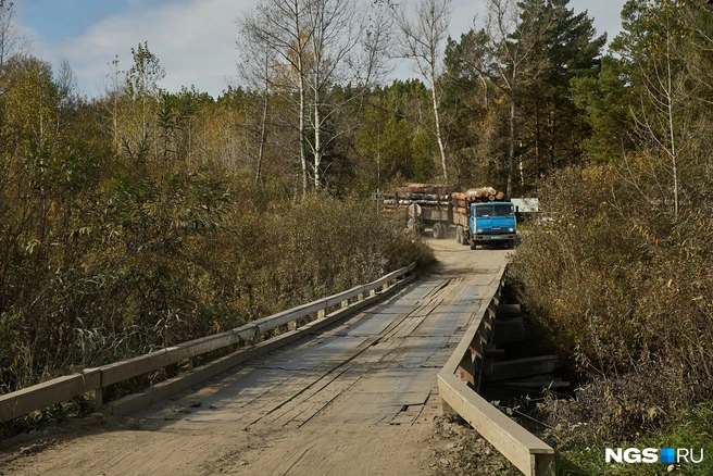 В начале 2000-х хозяин честь по чести купил в расформированной военной части танковую переправу&nbsp;— по паспорту мост выдерживает нагрузку до 1200&nbsp;т, то есть два танка одновременно | Источник: Александр Ощепков / NGS.ru