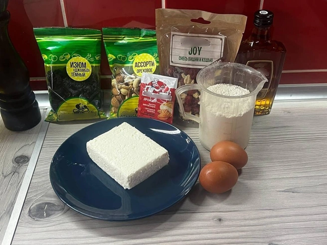 Готовим ингредиенты, молоко уже подогревается на плите | Источник: Анна Скок / NGS.ru