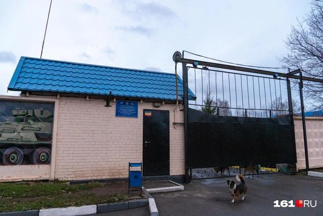 Женщина прождала Бобыльченко в корпусе несколько часов, но он так и не поговорил с ней после инцидента с ее сыном | Источник: Евгений Вдовин / 161.RU