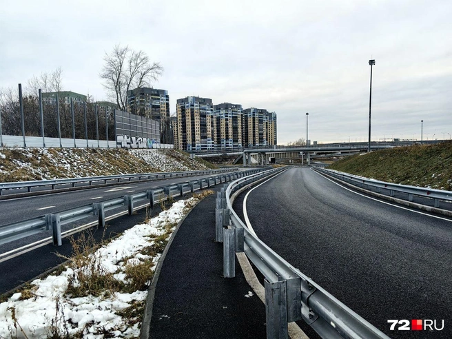Два съезда находятся рядом. По первому можно с Мельникайте уехать в сторону Одесской, по второму — подняться на Мельникайте | Источник: Павел Красоткин / 72.RU