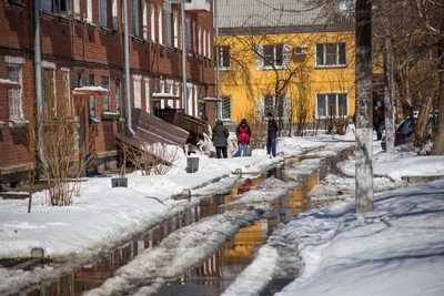 Дворы в Ново-Ленино затопило талой водой