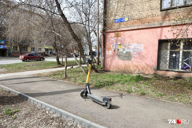 Много жалоб по-прежнему поступает на брошенные как попало самокаты. Закон, позволяющий их эвакуировать, местные депутаты отсрочили на осень, так что в этом сезоне беспредел продолжится | Источник: Михаил Шилкин