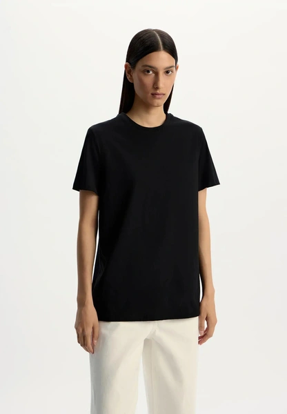 Лучшие базовые футболки, чтобы носить со свитерами, жакетами и рубашками