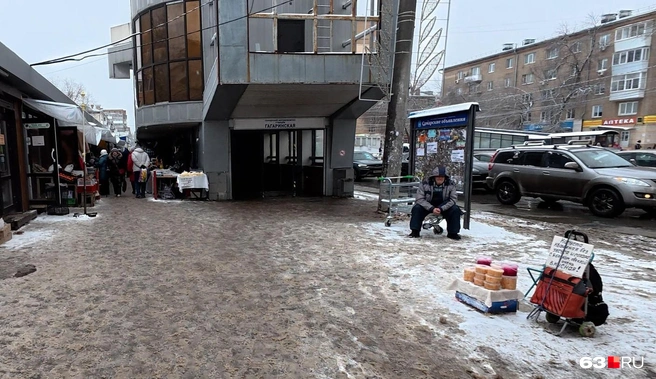 «Капуста квашеная с уксусом и яблоком, очень вкусная», — сообщается в написанном от руки объявлении | Источник: Алексей Ногинский / 63.RU