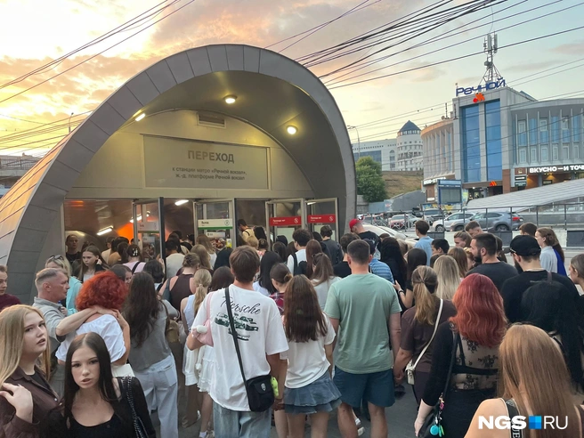 Трудности возникли еще возле пешеходного перехода | Источник: Алена Золотухина / NGS.RU
