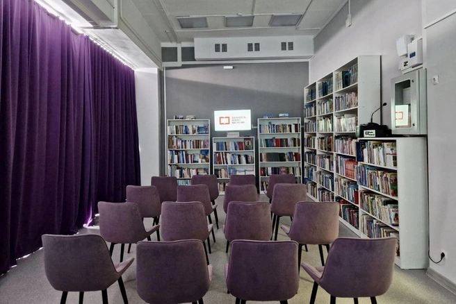 В обновленной библиотеке в Таганроге появились современный кинозал, семейная книжная гостиная и творческая лаборатория, которую оснастили необходимым оборудованием для реализации творческих идей | Источник: пресс-служба губернатора Ростовской области