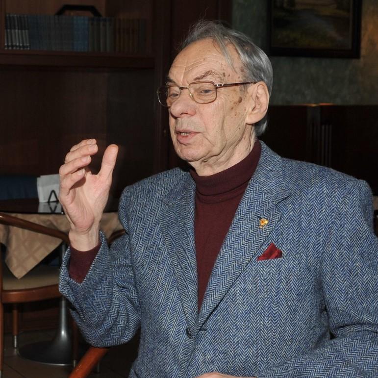 «Папа, ты скоро умрешь, оставь мне машину?»: старшая дочь Баталова объяснила, почему не взяла наследство отца