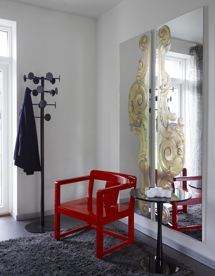 Прихожая. Зеркала и кресло, Casamilano. Вешалка и журнальный столик, Ciatti.