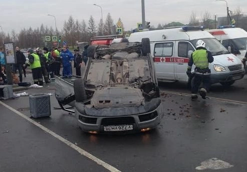 В Пушкине машина въехала в остановку, пострадала рязанка | ya62.ru