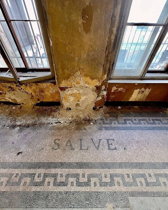 Надпись Salve до начала реставрации | Источник: БС АРТ ДЕВ