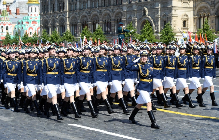 Узкие юбки, идеальные улыбки: курсантки военных академий прошли стройными рядами по Красной площади