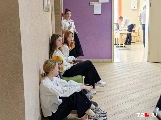 Часть детей решила посидеть на полу перед экзаменом | Источник: Юлия Мальцева / 72.RU