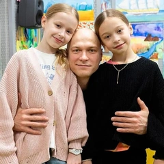 Юра Борисов, Дмитрий Маликов, Евгений Петросян и другие: как российские звезды отметили День отца