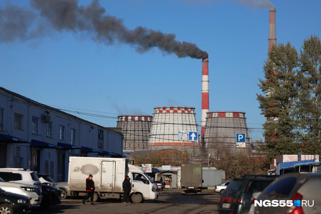 Омичей возмущает черный дым из труб ТЭЦ | Источник: Евгений Софийчук / NGS55.RU