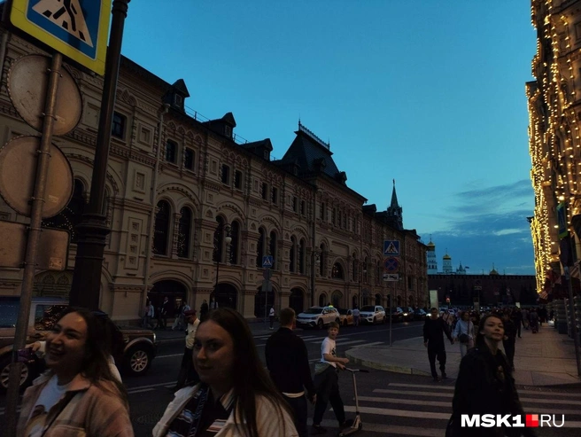 Гуляли москвичи и гости столицы и на улочках возле ГУМа | Источник: Александра Кудряшова / MSK1.RU