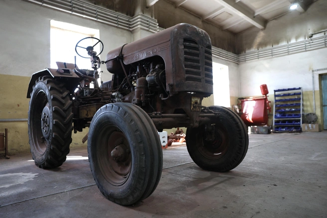 Аграрий планирует восстановить трактор 1958 года выпуска | Источник: Евгений Софийчук / NGS55.RU 