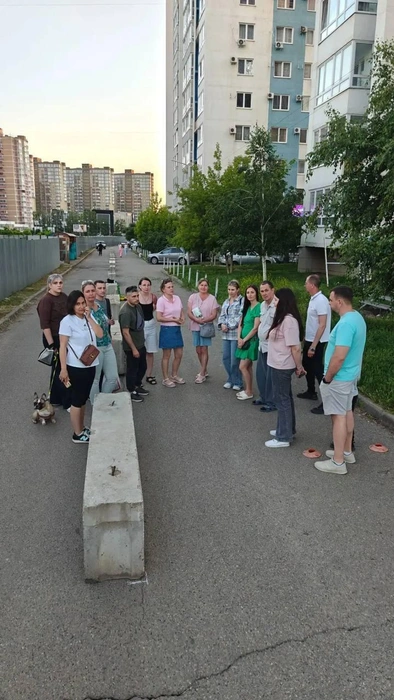 Изначально бетонными блоками перегородили проезд | Источник: предоставлено местными жителями
