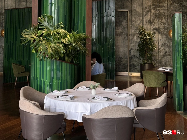 В самом ресторане много декоративных лиственных тропических растений | Источник: Дарья Паращенко / 93.RU