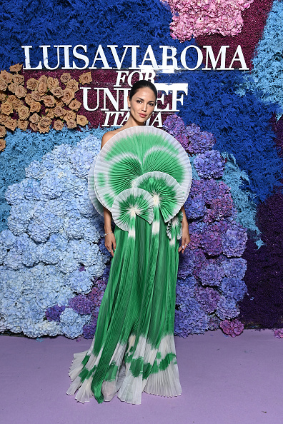 Фото №1 - Платье с гигантскими листьями кувшинок главной голливудской сердцеедки Эйсы Гонсалес