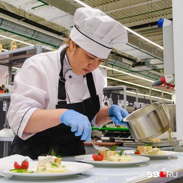 Важно было не только вкусно приготовить блюдо, но и красиво его подать | Источник: Тимофей Калмаков / 59.RU 
