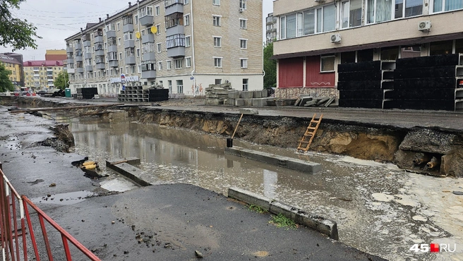 Раскопка на улице Тобольной после дождя | Источник: Дарья Никитченко / 45.RU