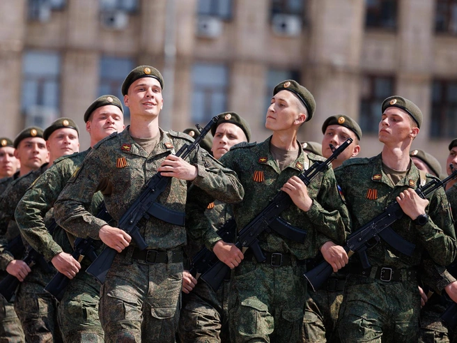 Парадные расчеты шли с исключительной точностью. | Источник: Алексей Волхонский / V1.RU
